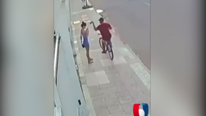 Video: Cướp điện thoại của cô gái, nam thanh niên bị ô tô tông ngã