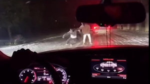 Clip: Bị bạn gái lôi cổ đi khi đang làm người tốt