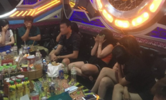 Gọi 3 'tay vịn' đến phục vụ ở quán karaoke, chủ quán bị phạt 15 triệu đồng