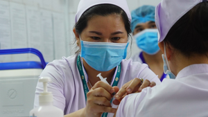 Video: Nữ bác sĩ tiêm vaccine ngừa COVID-19 đầu tiên ở TP.HCM