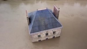 Video: Tác phẩm nghệ thuật khổng lồ đặt giữa lòng sông ở Pháp