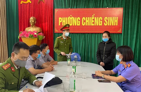 Nữ thủ quỹ làm thủ tục cho khách vay tiền rồi mang đi đánh bạc