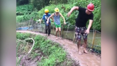 Chết cười xem 3 thanh niên ngã oành oạch trên đường trơn
