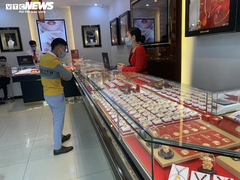 Giá vàng rẻ nhất 1 năm, khách hàng vẫn thờ ơ