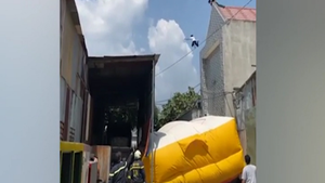 Video: Người đàn ông nghi ngáo đá nhảy từ nóc nhà xuống đất