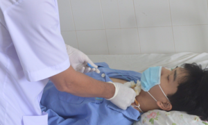 Nam sinh bị đứt đôi khí quản, suýt chết do chủ quan