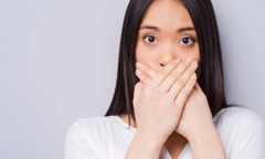 Tại sao hơi thở có mùi hôi sau khi ngủ dậy?