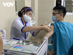 10 nhân viên y tế BV Thanh Nhàn, Hà Nội gặp phản ứng sau tiêm vaccine COVID-19