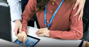 Nhắn tin tục tĩu quấy rối nữ đồng nghiệp, phải bồi thường 15 nghìn USD 