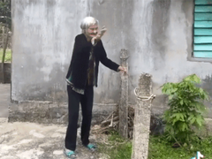 Clip mẹ già 103 tuổi tiễn con gái 80 tuổi khiến cộng đồng mạng nghẹn ngào