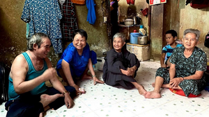 Video: Cuộc sống trong căn nhà 24 m2 của gần 30 người bán vé số ở TP.HCM