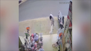 Clip: Chàng trai gặp 'quả báo' khi trêu chọc trẻ con