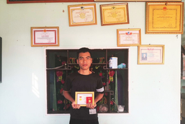 Chàng trai lao xuống biển cứu 3 học sinh nhận huy hiệu Tuổi trẻ dũng cảm