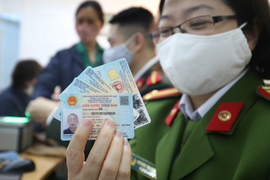 Công an làm việc 15 tiếng mỗi ngày, tăng tốc cấp căn cước công dân gắn chip