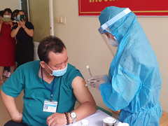 Ảnh: Y, bác sĩ, nhân viên y tế Đà Nẵng tiêm vaccine COVID-19