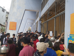 V-League trở lại: CĐV Hải Phòng vây kín cổng sân Lạch Tray mua vé