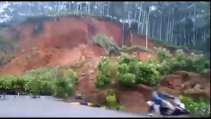 Video: Sạt lở núi, người đàn ông vứt xe máy bỏ chạy thoát chết thần kỳ