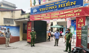 Tạm dừng dạy học cô giáo bị tố dùng thước sắt đánh học sinh