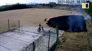 Video: Thí nghiệm kính lúp gặp sự cố, bãi cỏ rộng 2.000 m2 cháy rụi