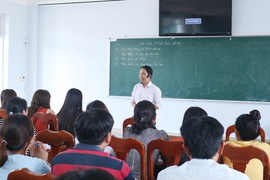 'Bắt cá suối, tìm rêu đá để ăn nhưng phải bỏ tiền triệu học chứng chỉ'