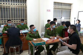 Video: Người dân ngồi chờ đến nửa đêm để làm thẻ căn cước gắn chip