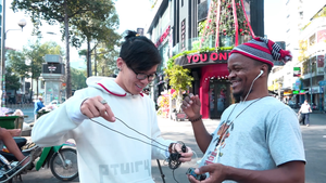 Video: Cuộc sống của chàng diễn viên Nigeria nói tiếng Việt như gió ở TP.HCM