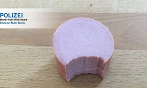 Phá vụ trộm 9 năm nhờ miếng xúc xích 