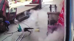 Video: Lốp ô tô phát nổ, hất văng 2 mẹ con xuống đất