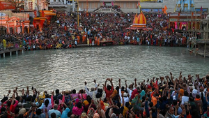 Video: Người dân Ấn Độ chen kín sông Hằng để 'tẩy uế'