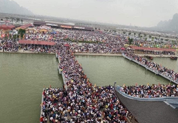 Ảnh: 'Biển người' chen chân đi lễ chùa Tam Chúc 