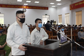 Đánh công an ở chốt kiểm soát dịch COVID-19, 2 tên côn đồ lĩnh 45 tháng tù