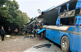 Ảnh: Hiện trường xe khách đấu đầu xe tải khiến 3 người chết ở Hòa Bình