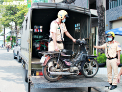 Ảnh: Bị cảnh sát TP.HCM xử phạt, tài xế bỏ cả xe 'thây ma' vi phạm