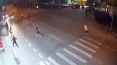 Video: Nhóm thanh niên cầm mã tấu, đuổi nhau hỗn chiến tại ngã tư ở Nam Định