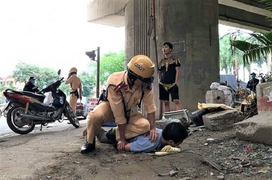 Bị xử phạt vi phạm nồng độ cồn, tài xế chửi bới rồi đấm CSGT