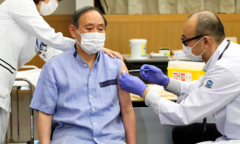 Thủ tướng Nhật Bản tiêm vaccine COVID-19