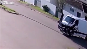 Video: Tông vào xe bán tải, nam thanh niên lộn nhiều vòng, may mắn thoát chết