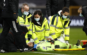 Chấn thương kinh hoàng, thủ môn Wolverhampton bất tỉnh rời sân