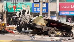 Video: Xe tải lao như bay, biến dạng sau khi đâm vào toà nhà