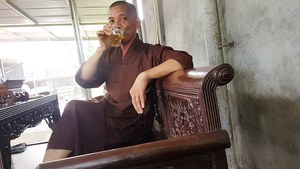 Trụ trì cầm hương đuổi phật tử: Đề nghị rút về giáo dục ít nhất 3 tháng