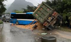 Xe khách đấu đầu xe tải ở Hòa Bình, 3 người chết