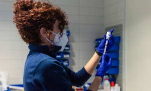 Lý do nhiều nước châu Âu dừng tiêm chủng vaccine ngừa COVID-19 của AstraZeneca