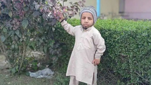 Video: Hy hữu chàng trai ế vợ vì lùn đến đồn cảnh sát nhờ mai mối