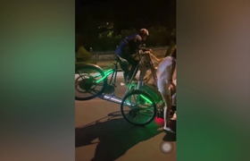 Clip: Khách hàng quá nặng, bác xích lô bị 'bẩy' lên trời