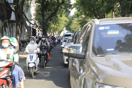 Dãy dài ô tô, xe máy 'ngay hàng, thẳng lối' giờ cao điểm gây ngỡ ngàng ở TP.HCM