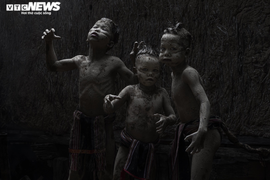 Ảnh: Ngắm chân dung những cậu bé 'Ma Bùn' trong lễ hội Pơ Thi ở Gia Lai