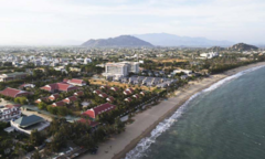 Cả 'rừng' resort cát cứ ven bờ biển Ninh Thuận, những bãi tắm đẹp bị chiếm trọn