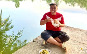 Ảnh đời thường cực kỳ 'hai lúa' của MC Quyền Linh