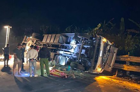 Xe tải tông xe cẩu trên đèo Lò Xo, 2 người thương vong
