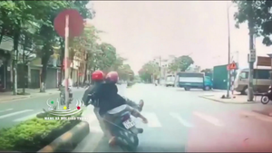 Video: Va chạm ô tô, người đi xe máy lao thẳng vào nhà dân